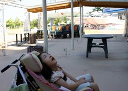 後ろにはヨット