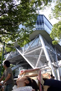 テレビ塔の下で