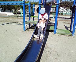 先生と滑り台