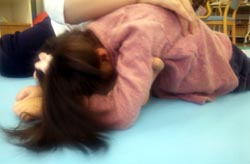 うつ伏せ～＞＜