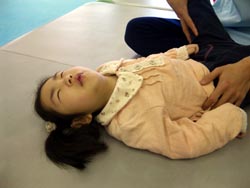 目が開きません