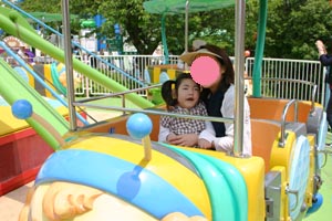 遊具にも乗りました